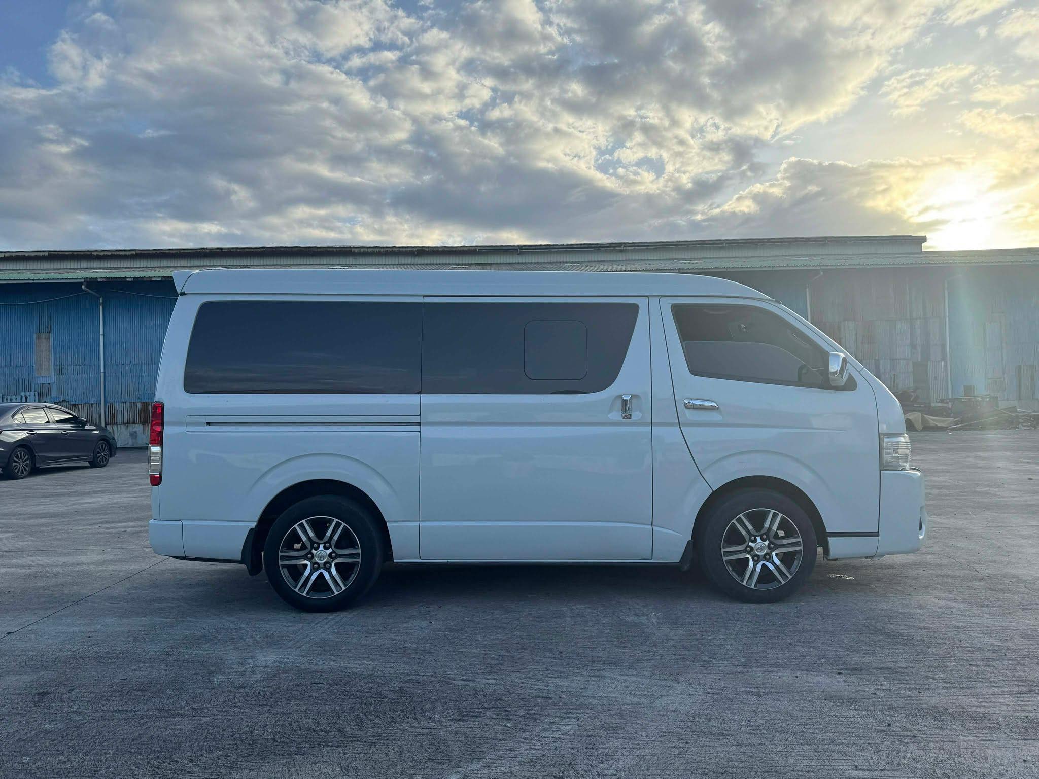 2016 TOYOTA HIACE SUPER GRANDIA 3.0L DSL AUTOMATIC TRANSMISSION - Image 6
